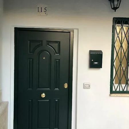 Detached House Garden Apartment *